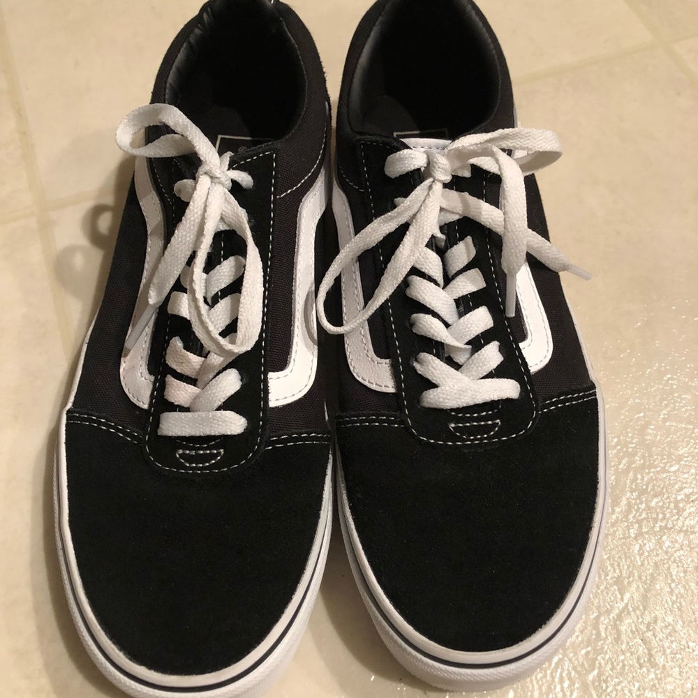Like NEW VANS OLD SKOOL CLASSIC skateboard shoes